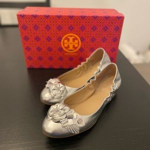 NWT Tory Burch Metallic Silver Blossom Ballet Shoes, SZ 9